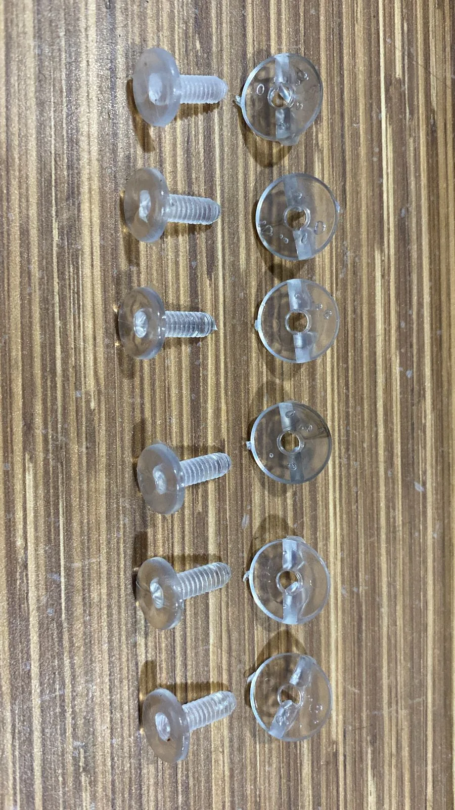 Prendedor plástico com porca-borboleta (B) fabricado pela N7N Ferramentaria